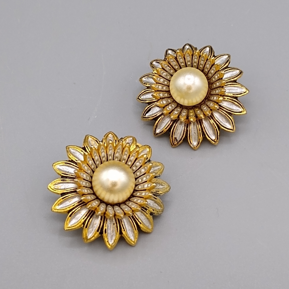 Daisy Clip-On Earrings Faux Pearl Gold Enamel Flower 1950s Mid Century Vintage